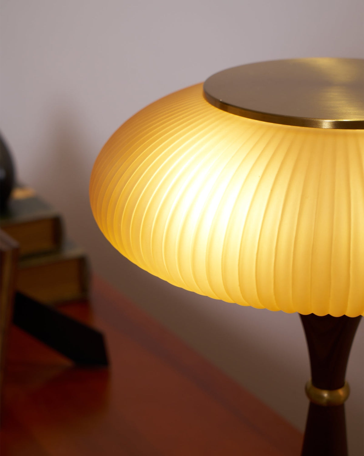 Vevelo vintagebordlampe i træ