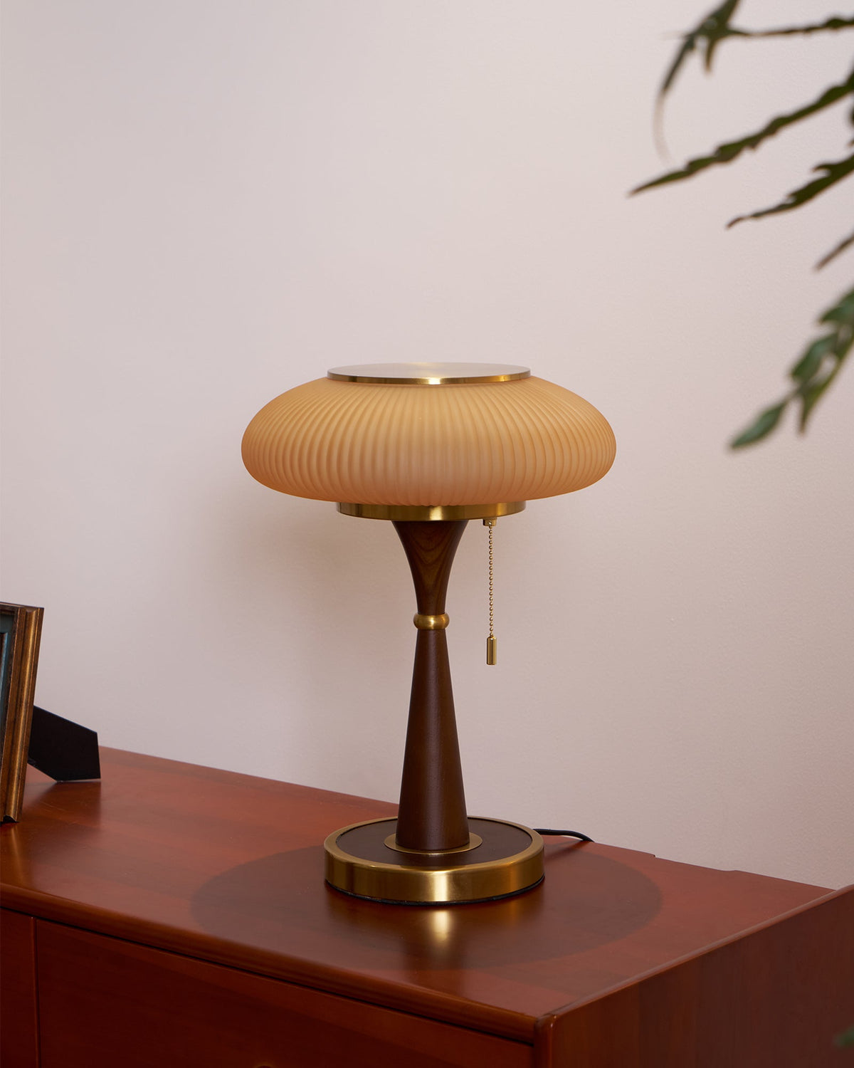 Vevelo vintagebordlampe i træ