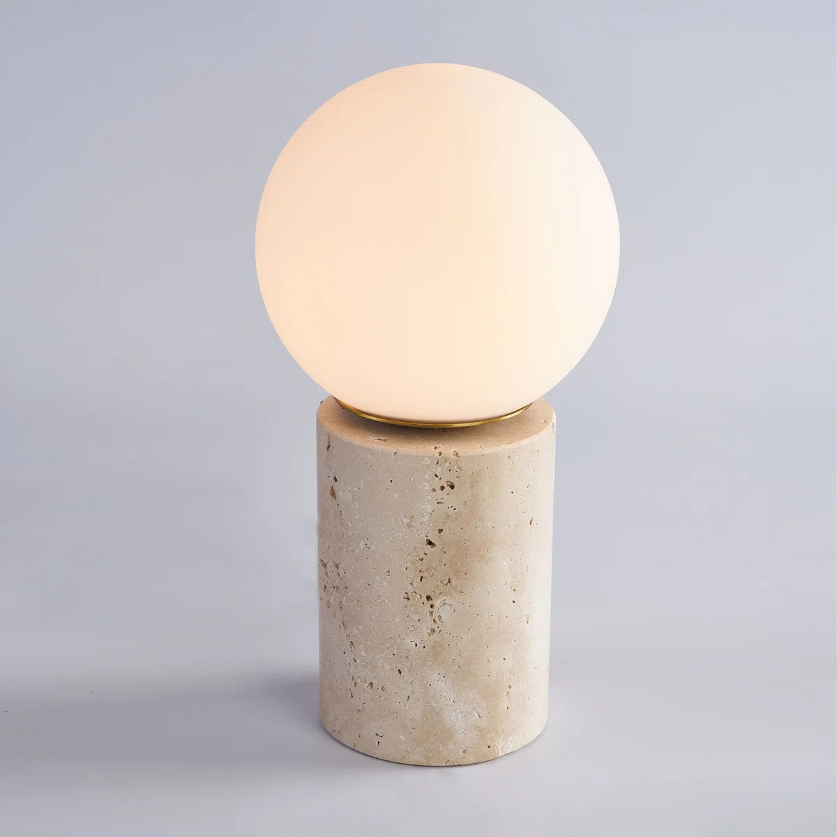 Norinise Stone-bordslampa i travertin