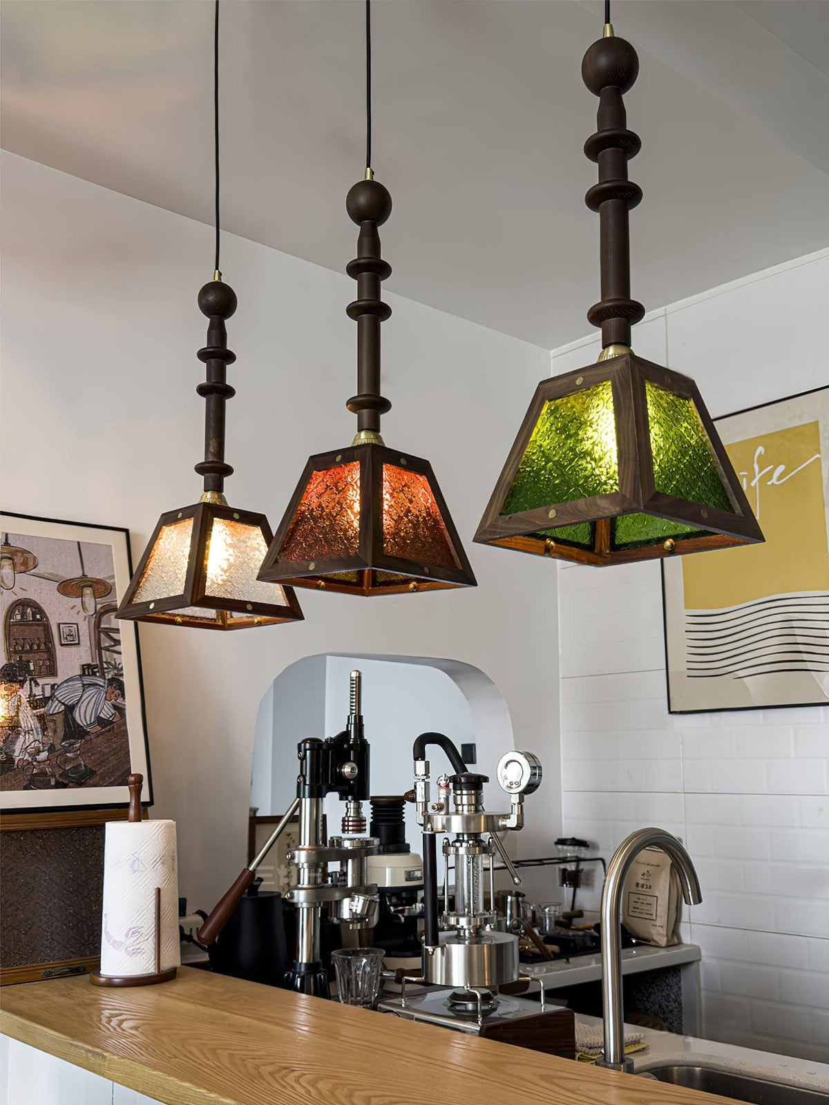 Zilten elegant vintagependellampa i glas och trä