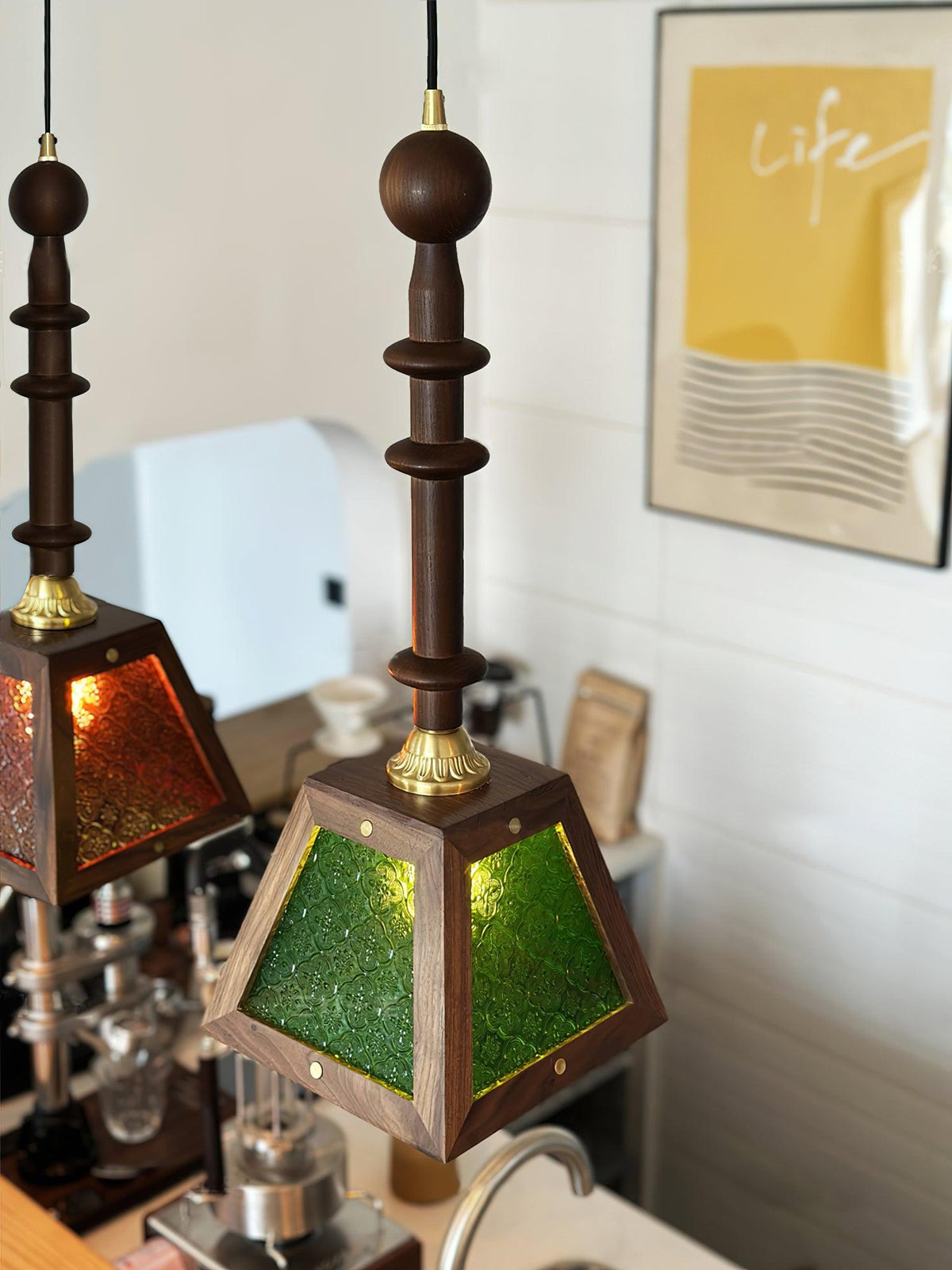 Zilten elegant vintagependellampa i glas och trä