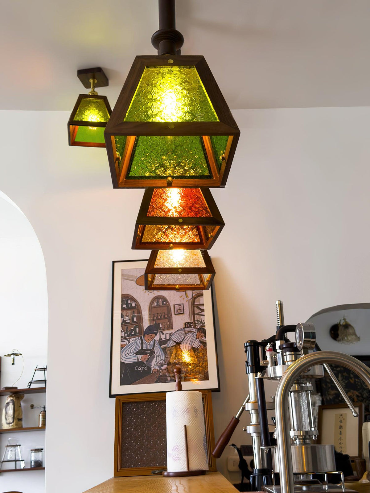 Zilten elegant vintagependellampa i glas och trä