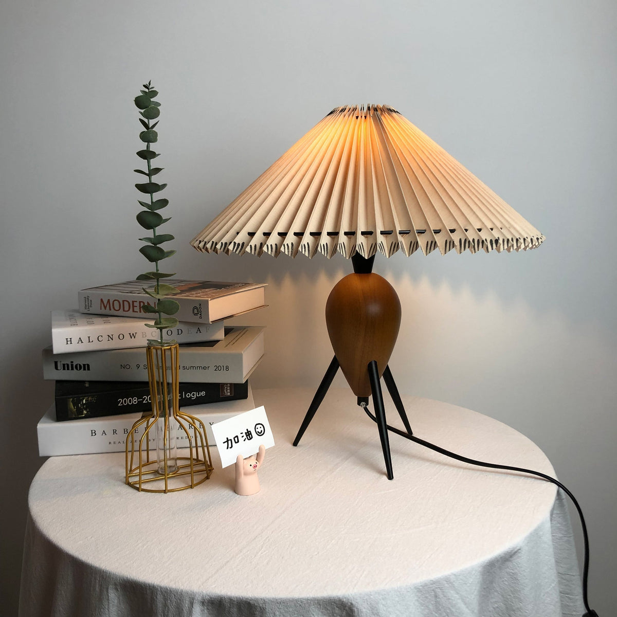 Candeeiro de mesa retro Elyse em madeira e tecido