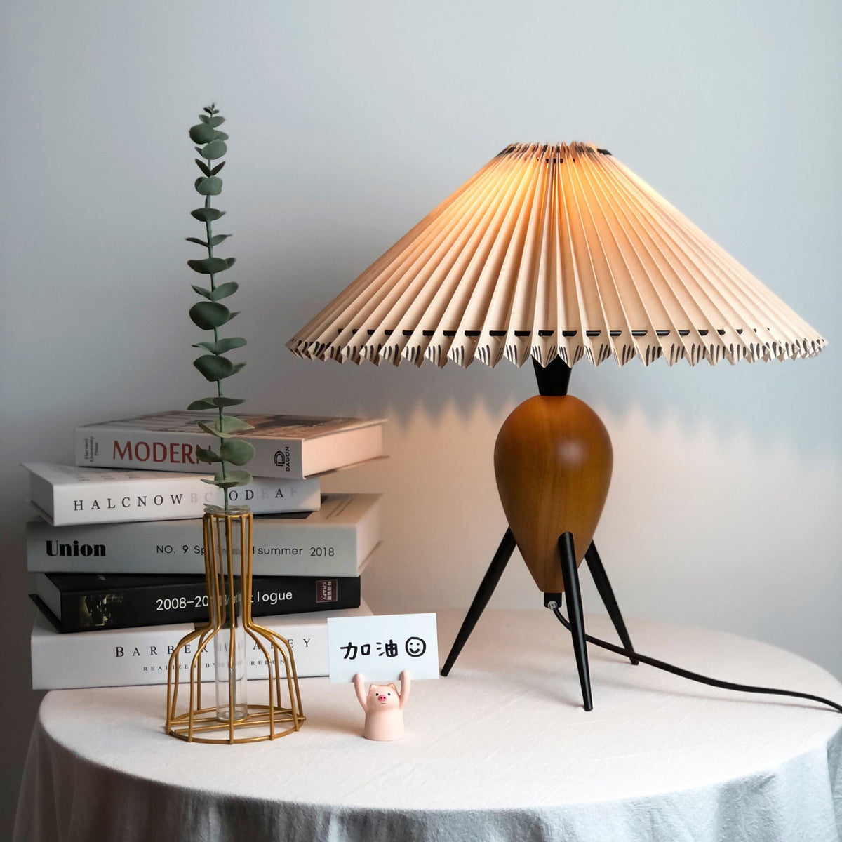 Candeeiro de mesa retro Elyse em madeira e tecido