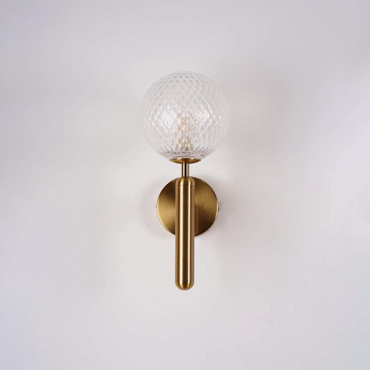 Kynlo vägglampa med stickpropp och glasklot, nordisk