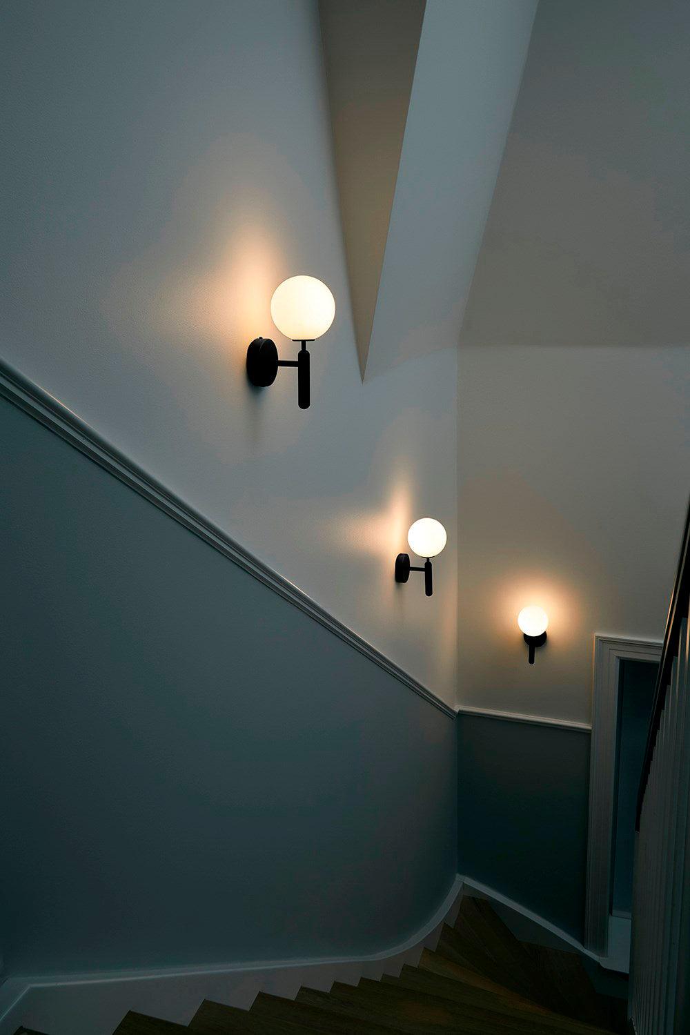 Kynlo vägglampa med stickpropp och glasklot, nordisk