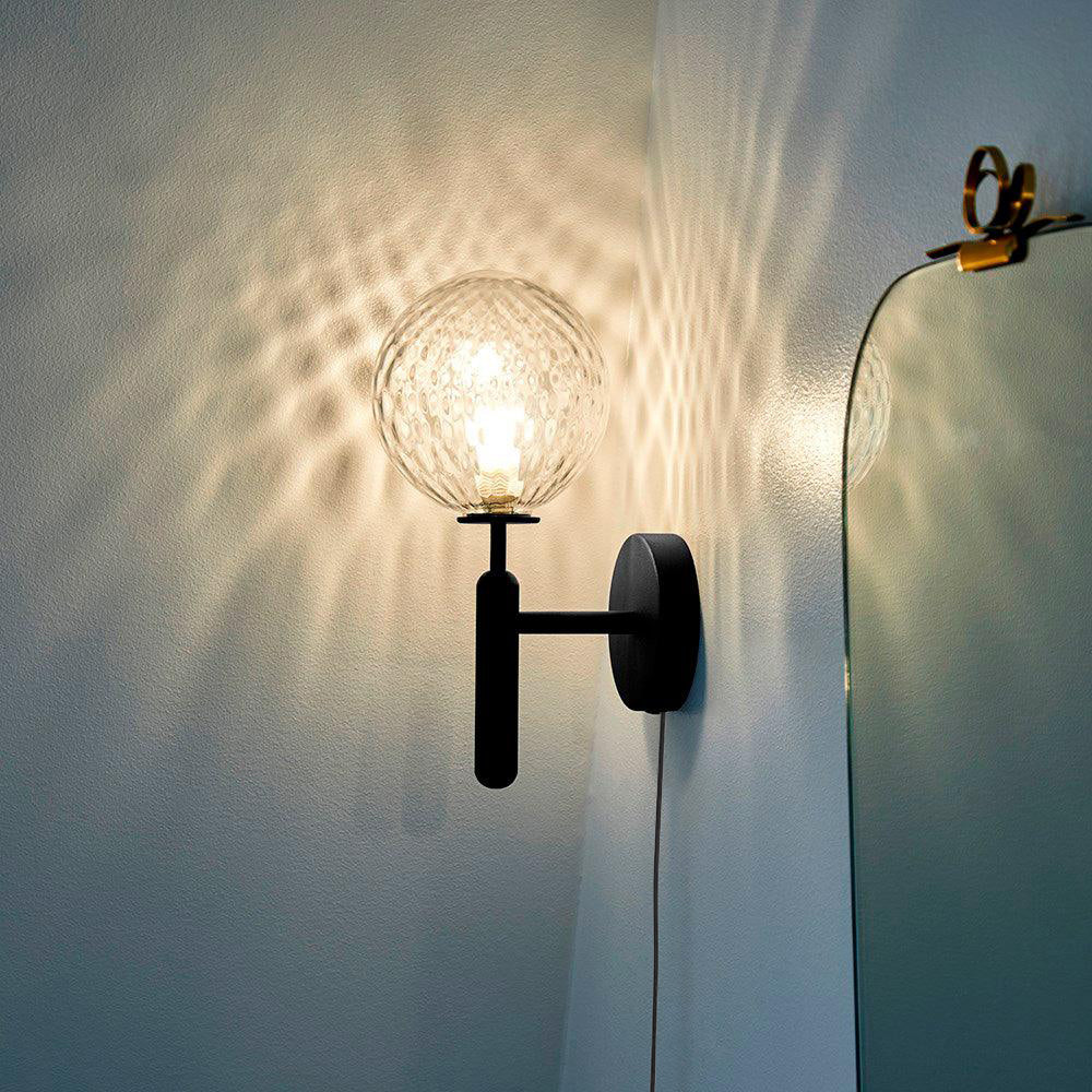Kynlo vägglampa med stickpropp och glasklot, nordisk