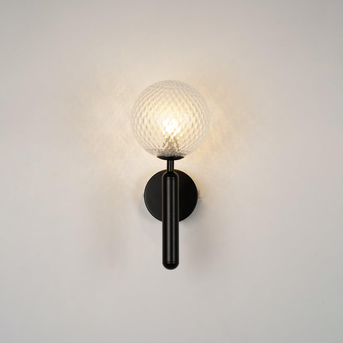 Kynlo vägglampa med stickpropp och glasklot, nordisk