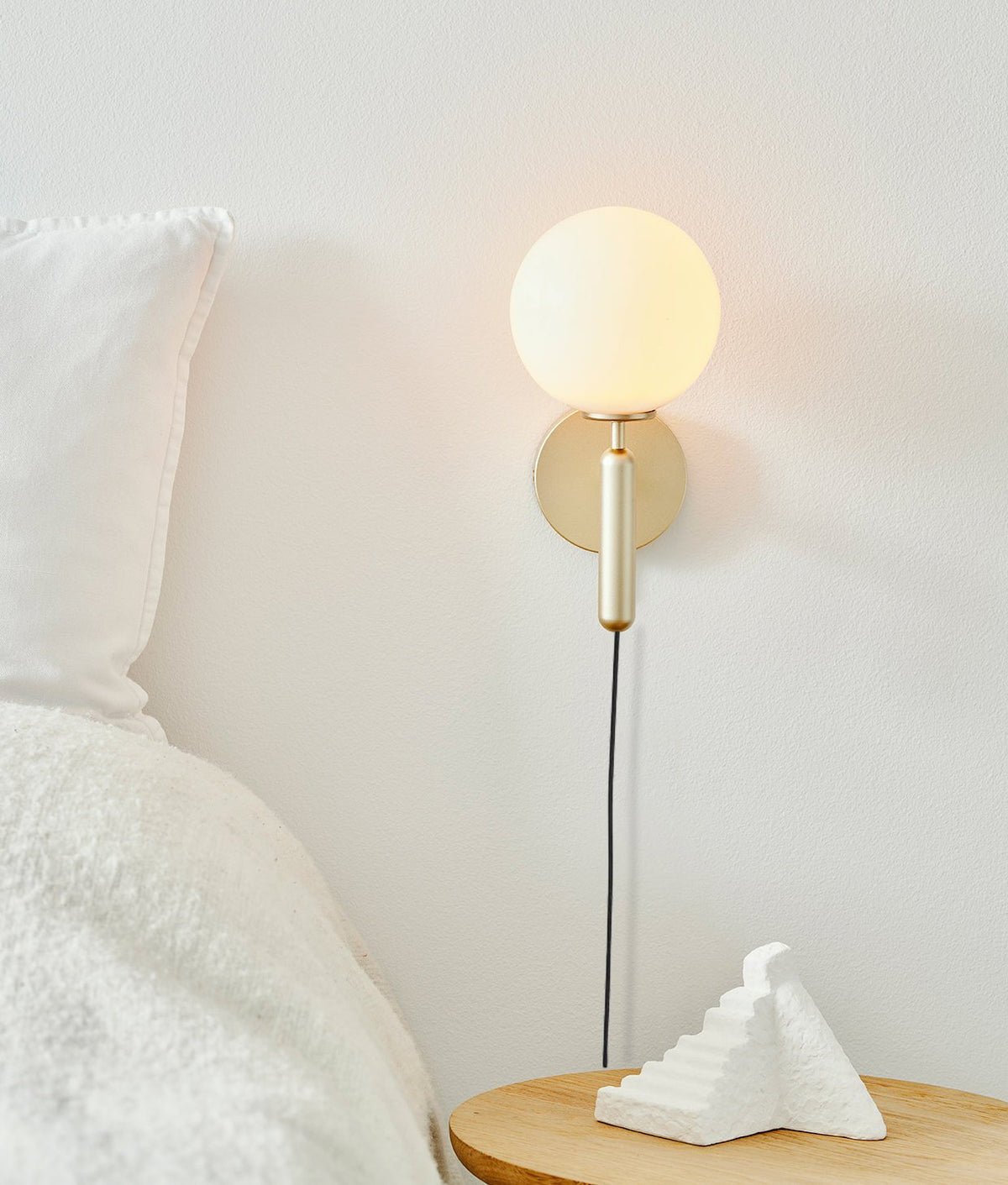 Kynlo vägglampa med stickpropp och glasklot, nordisk