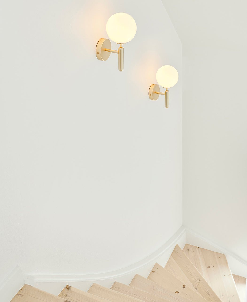 Luminária de parede Ilirila moderna e minimalista de latão e vidro
