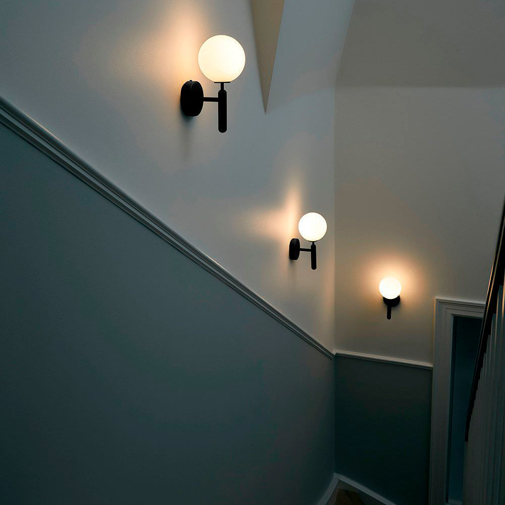 Kynlo vägglampa med stickpropp och glasklot, nordisk