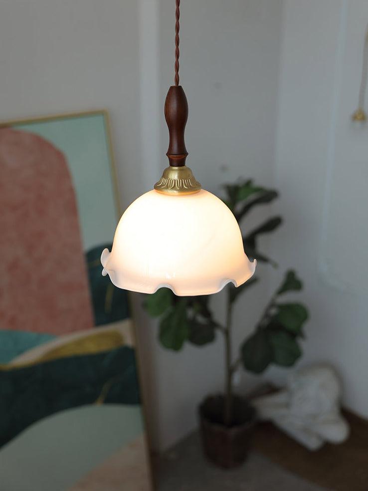 Floria pendellampa med mjölkvit blomma