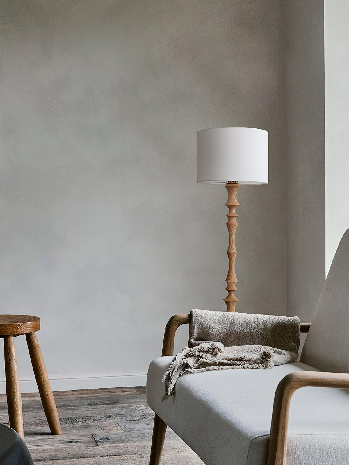 Vilten elegant gulvlampe i træ