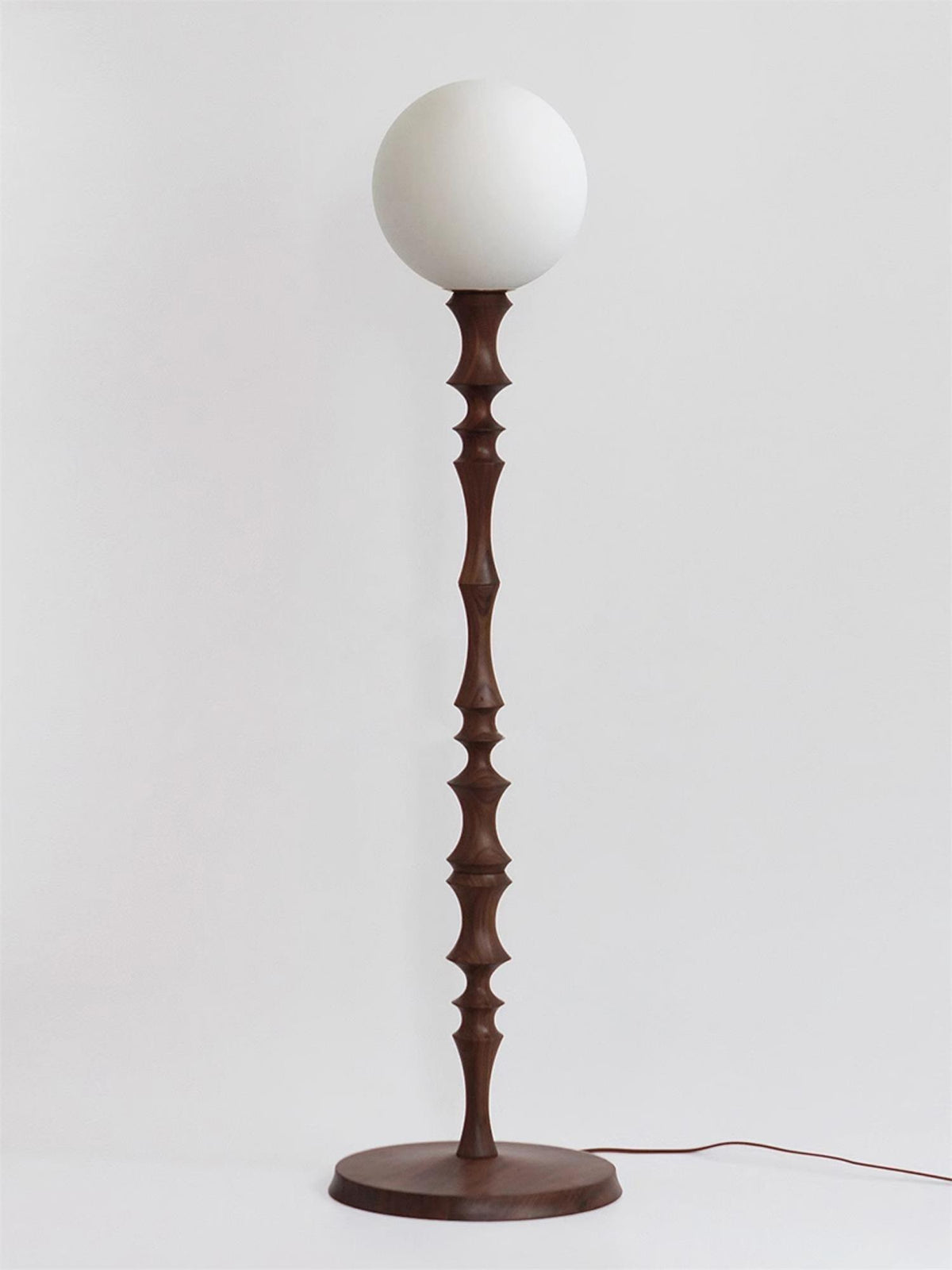 Vilten elegant gulvlampe i træ