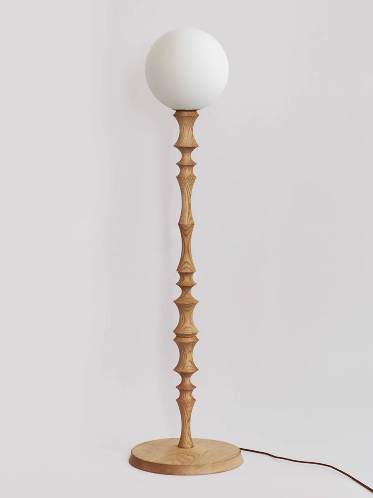 Candeeiro de pé elegante de madeira Vilten