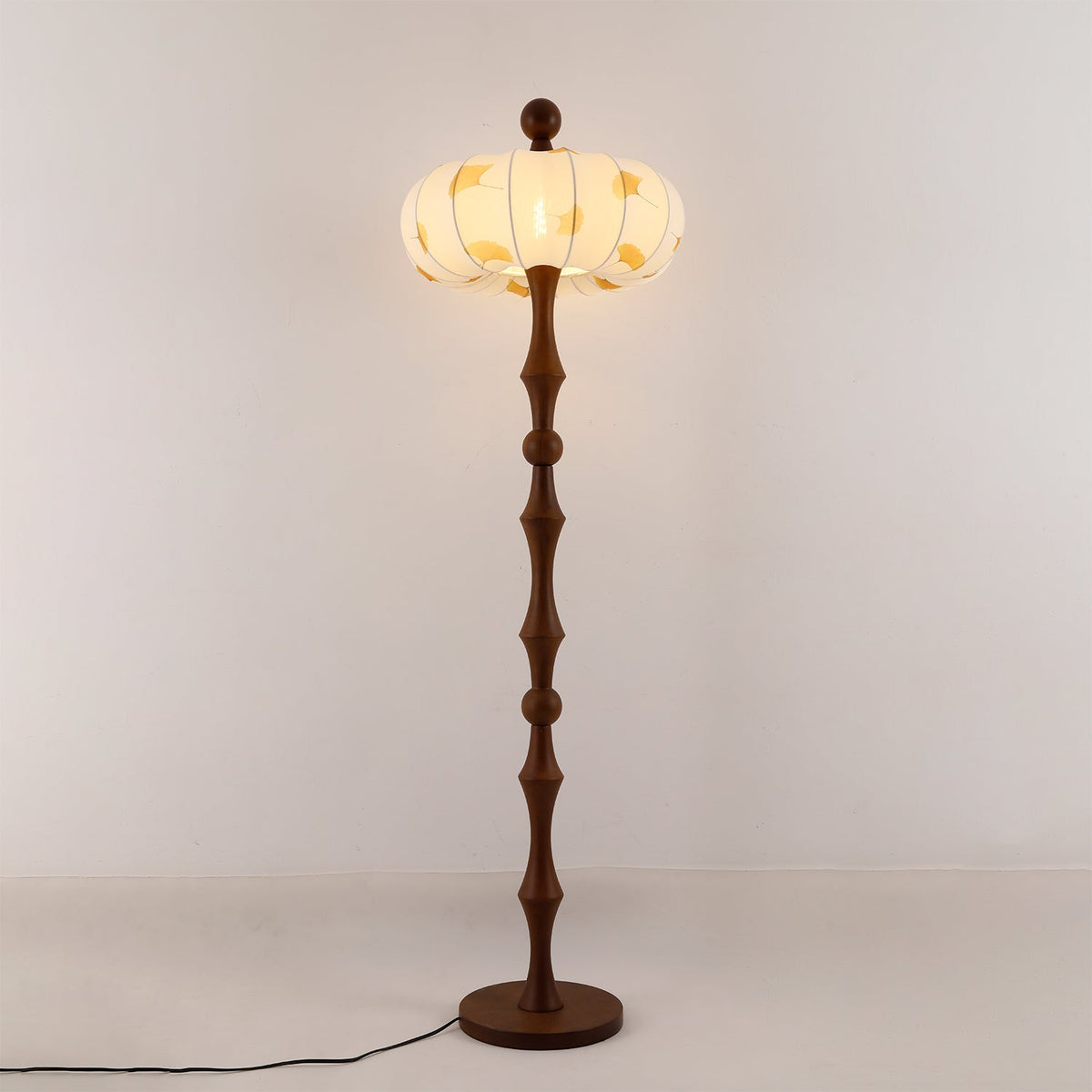 Breen klassisk gulvlampe i træ og stof