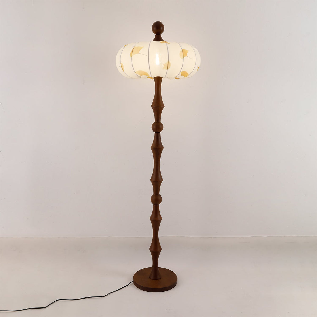 Breen klassisk gulvlampe i træ og stof