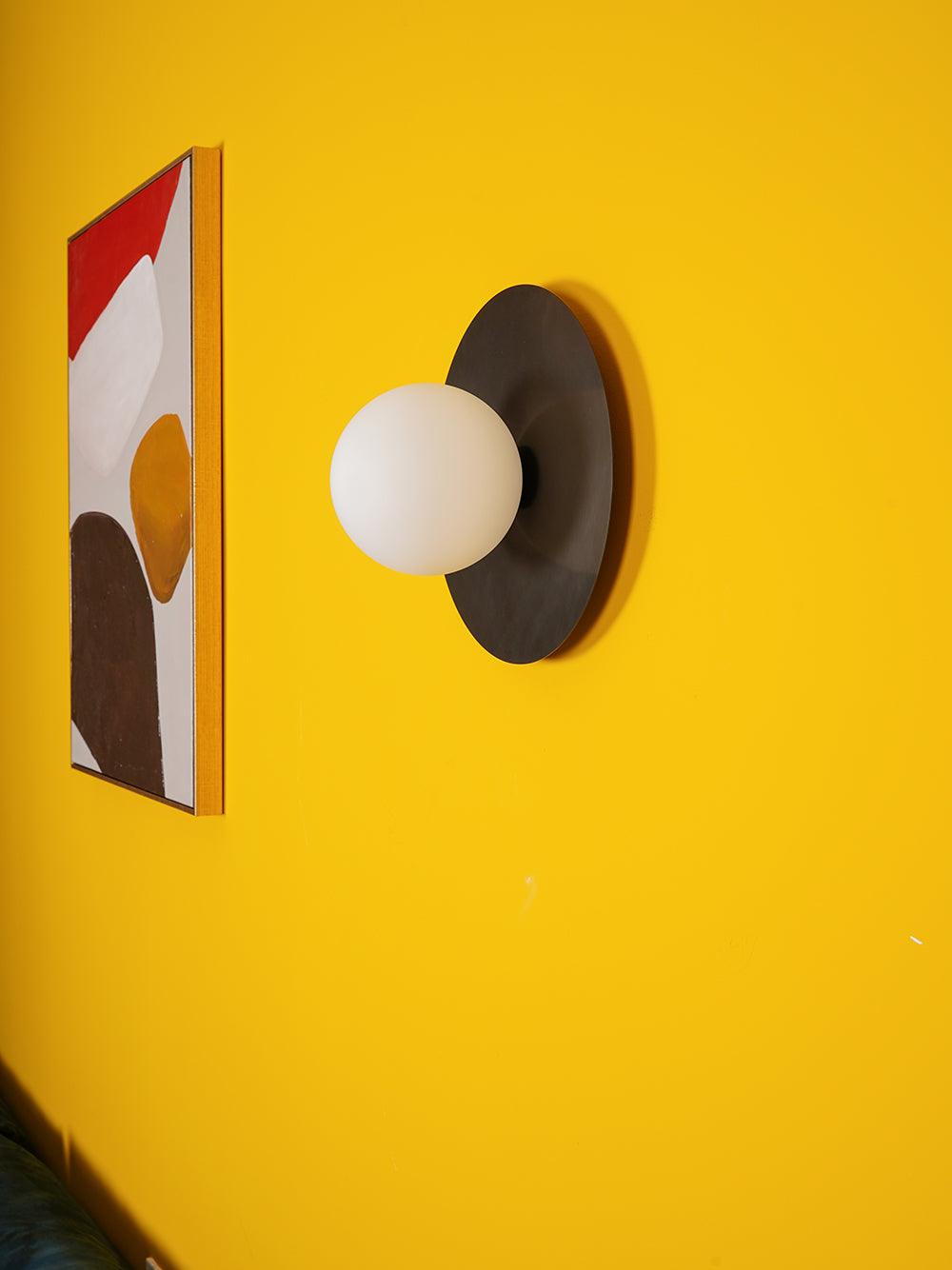 Elem modern minimalistisk rund vägglampa i konstglas och mässing