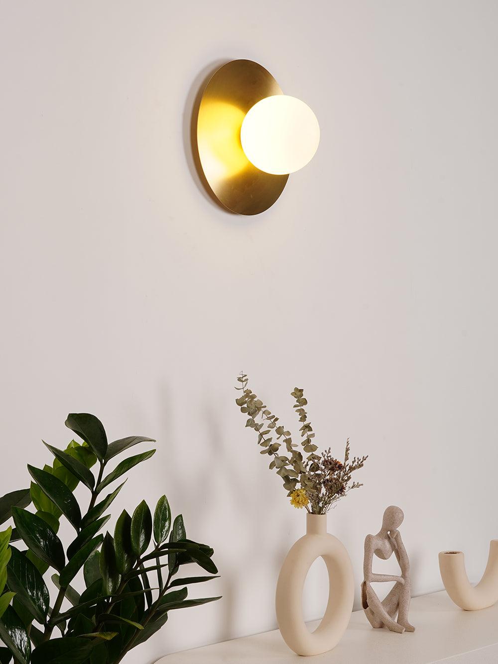 Elem modern minimalistisk rund vägglampa i konstglas och mässing