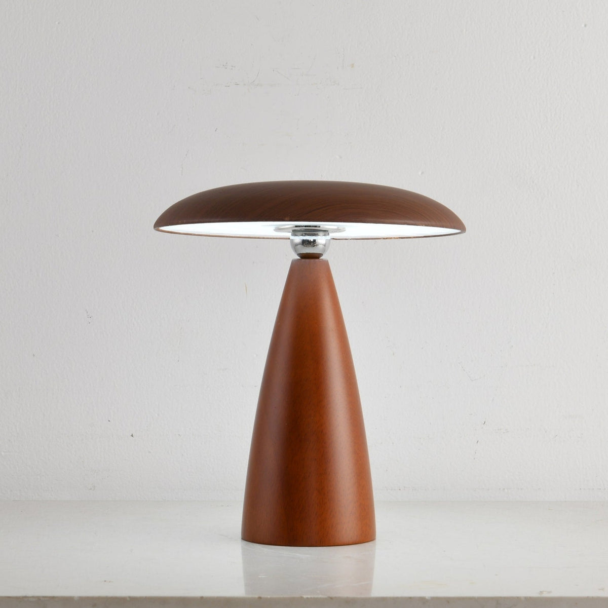Orbis vintagebordslampa i trä