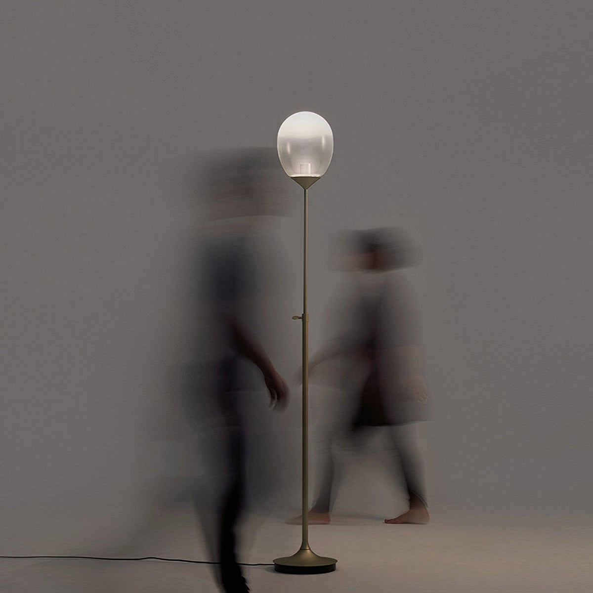 Unex kunstnerisk bordlampe i guld og glas
