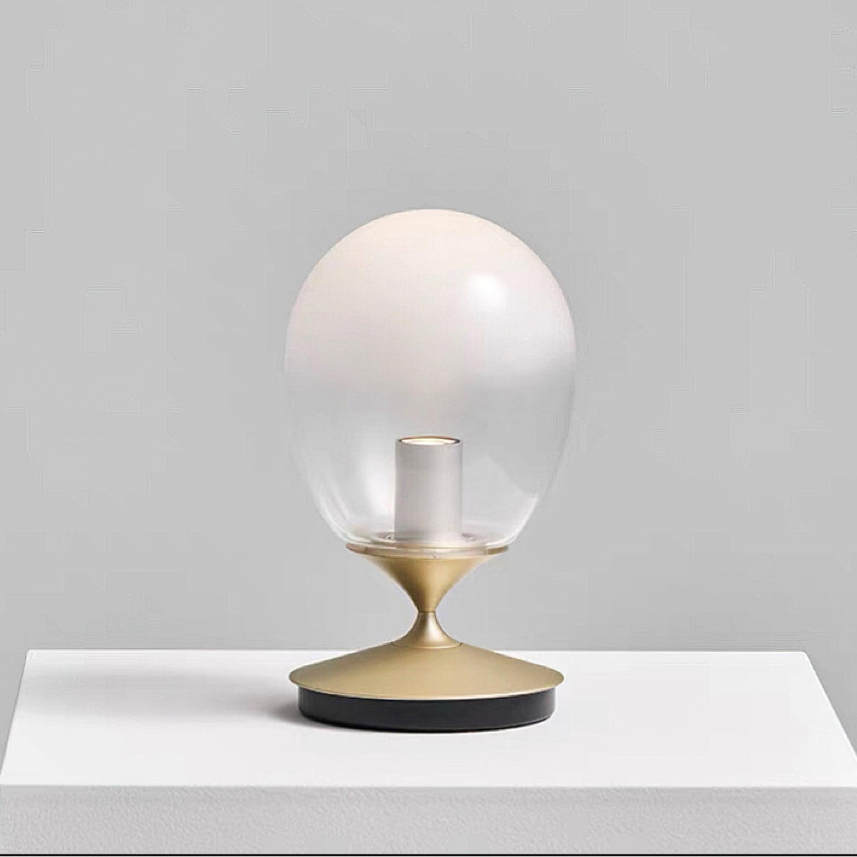 Unex kunstnerisk bordlampe i guld og glas
