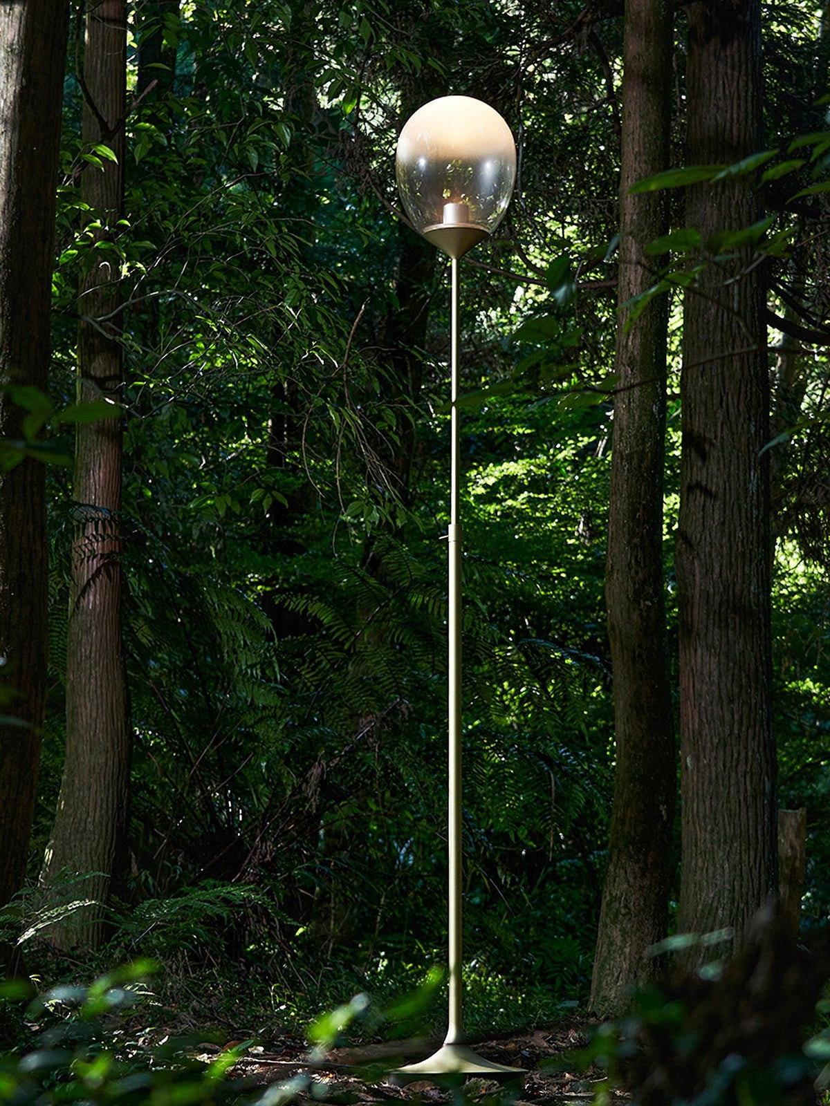 Unex kunstnerisk bordlampe i guld og glas