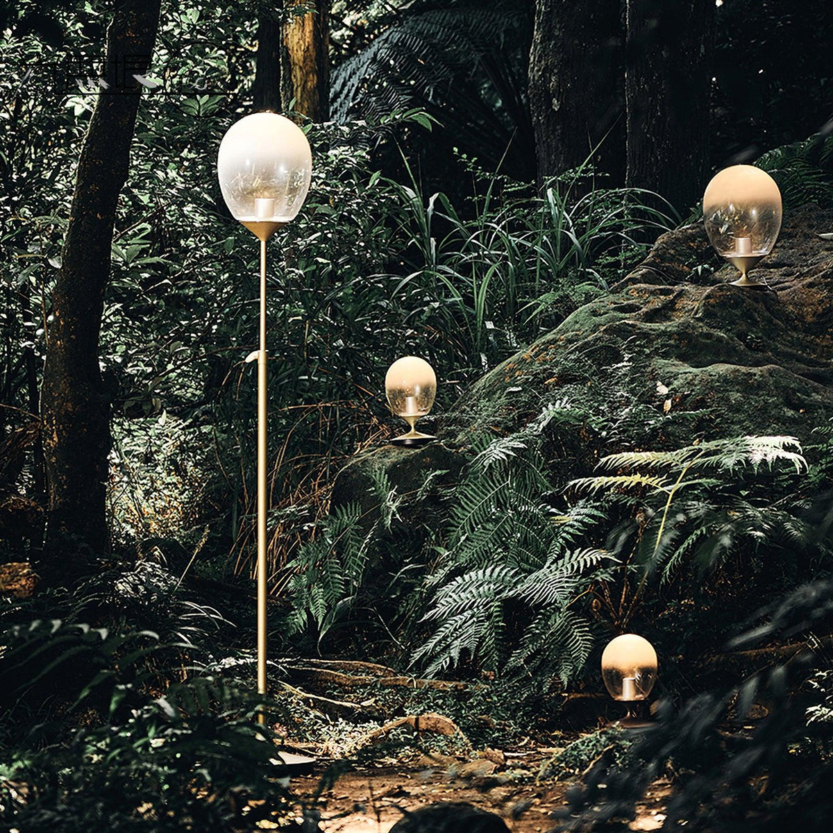 Unex kunstnerisk bordlampe i guld og glas