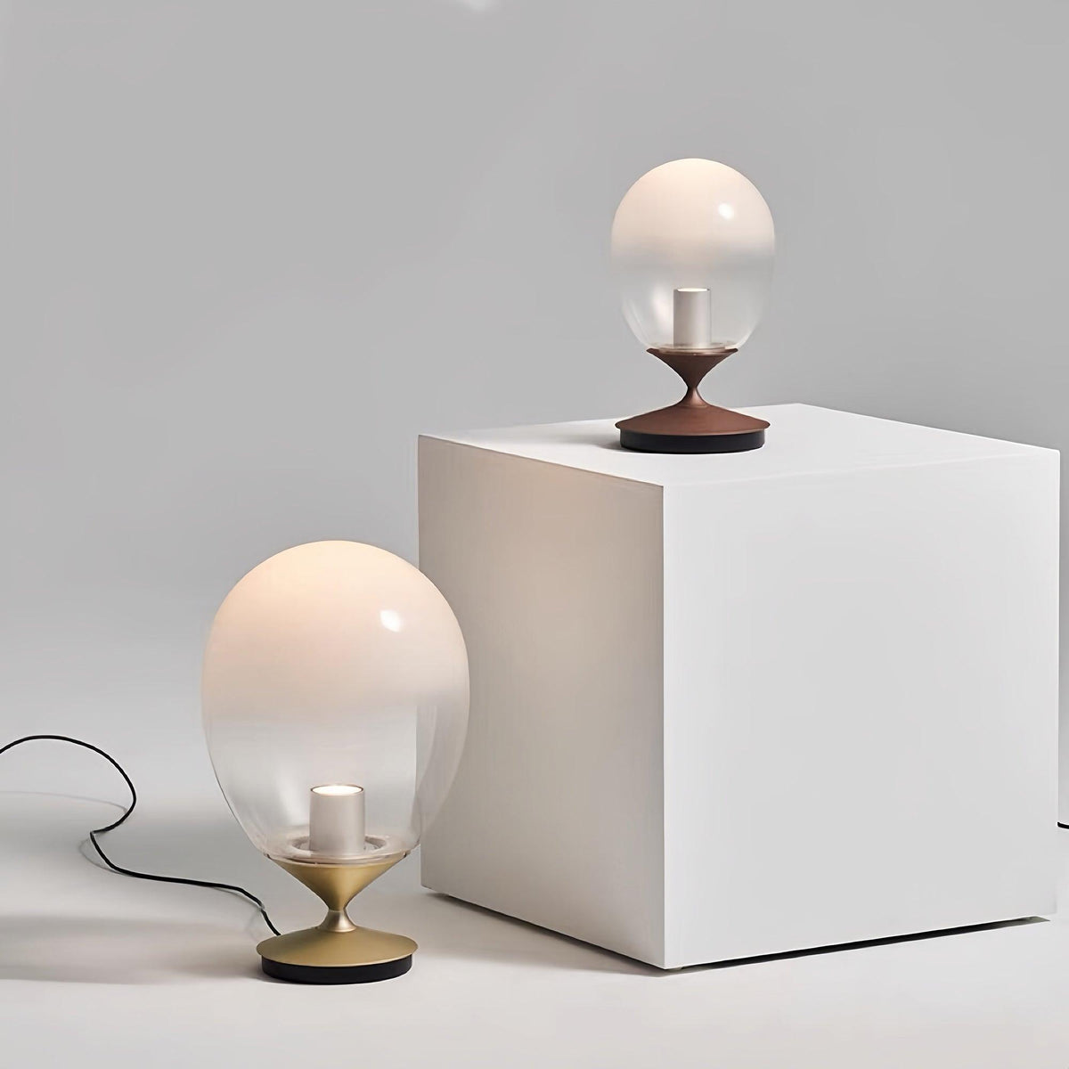 Unex kunstnerisk bordlampe i guld og glas