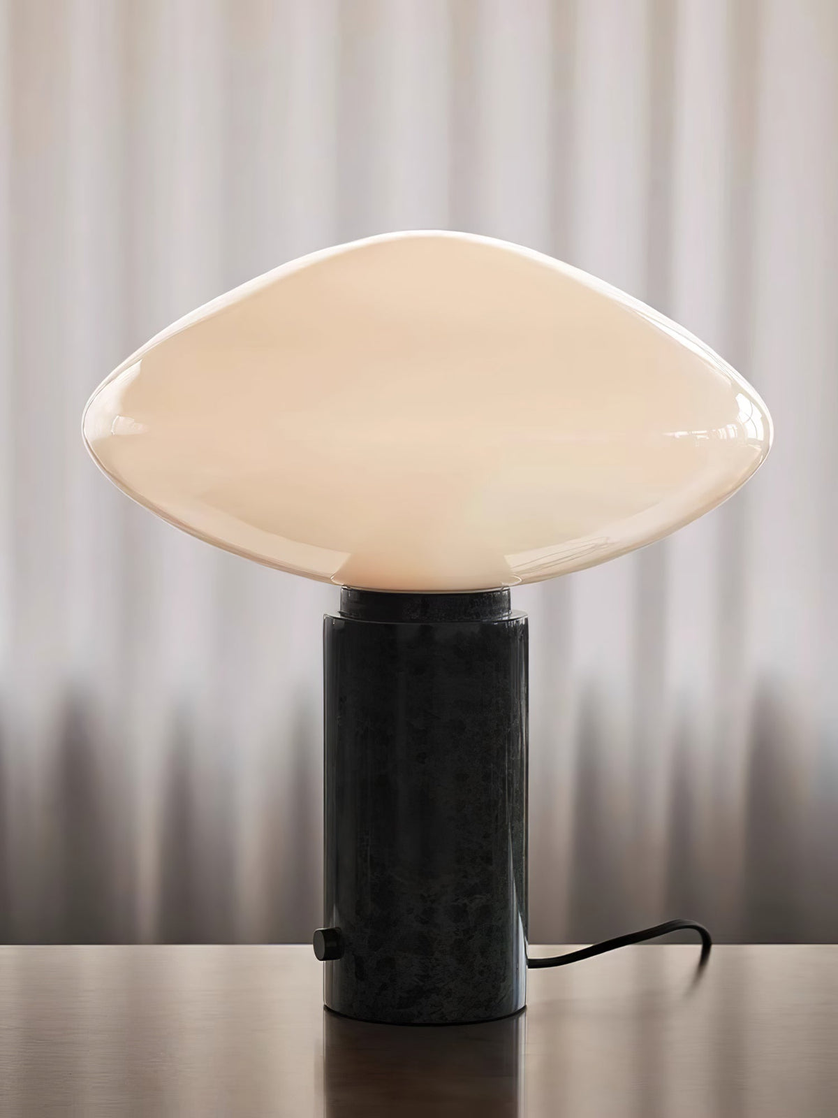 Lioralira Bordslampa med glasskärm och bas i grön marmor