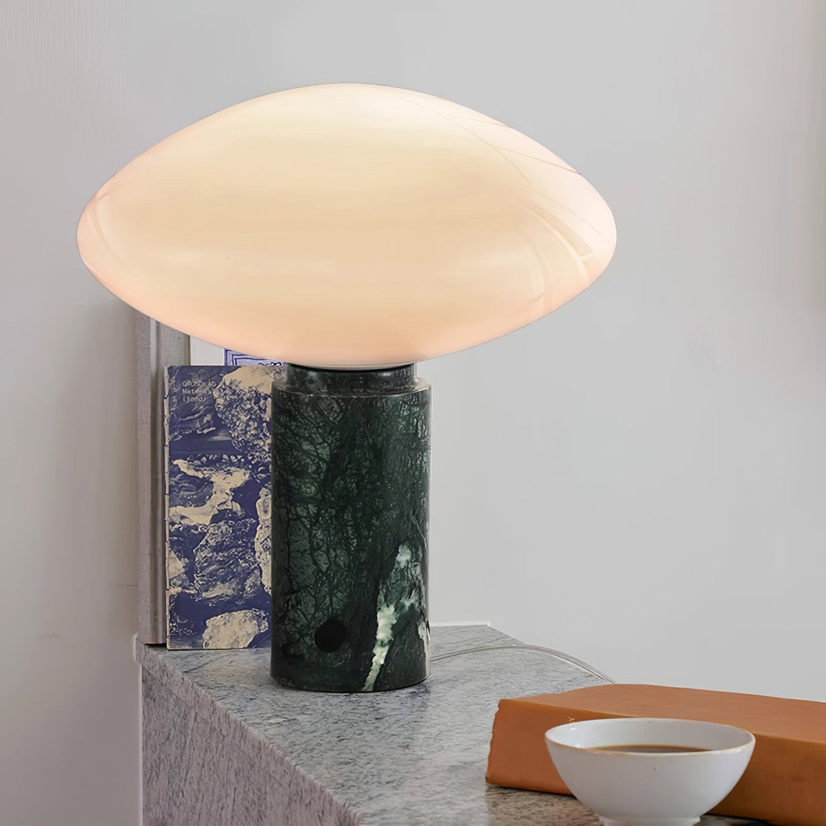 Lioralira Bordslampa med glasskärm och bas i grön marmor