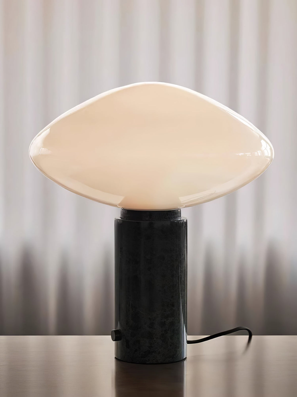 Lioralira Bordslampa med glasskärm och bas i grön marmor