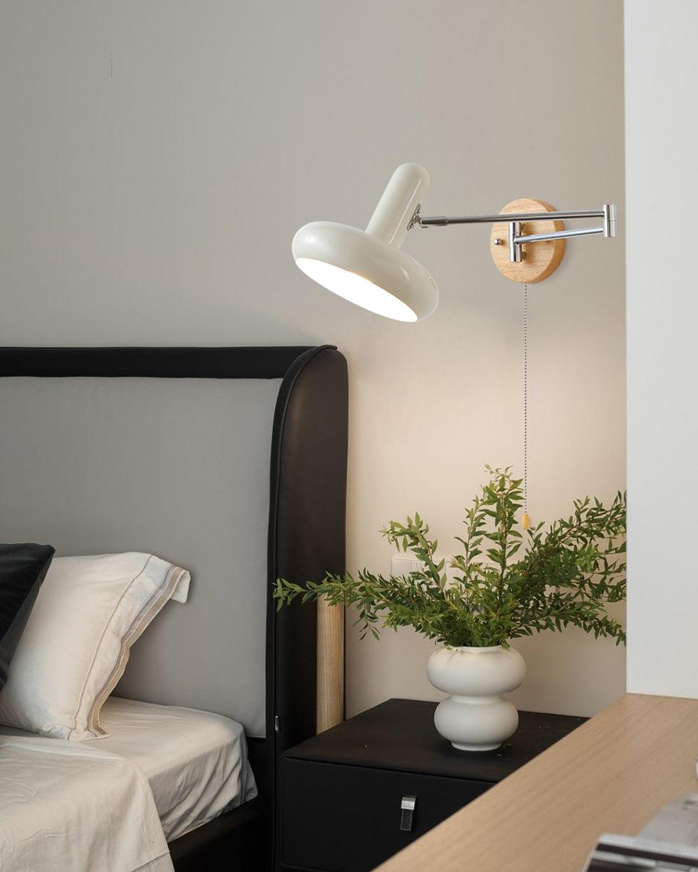 Vägglampa med svängbar arm, rundad skärm och dragkedja, modern retrostil