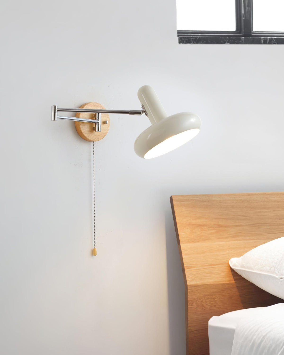 Vägglampa med svängbar arm, rundad skärm och dragkedja, modern retrostil