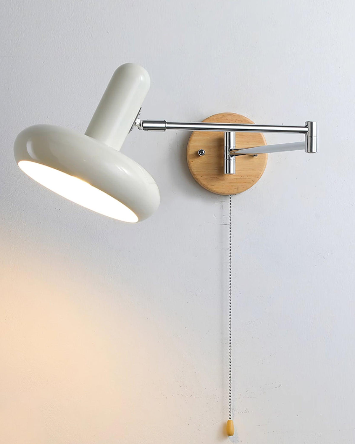 Vägglampa med svängbar arm, rundad skärm och dragkedja, modern retrostil