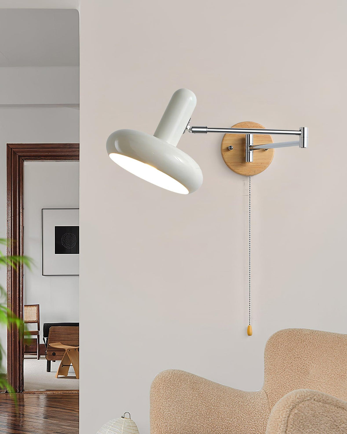 Vägglampa med svängbar arm, rundad skärm och dragkedja, modern retrostil