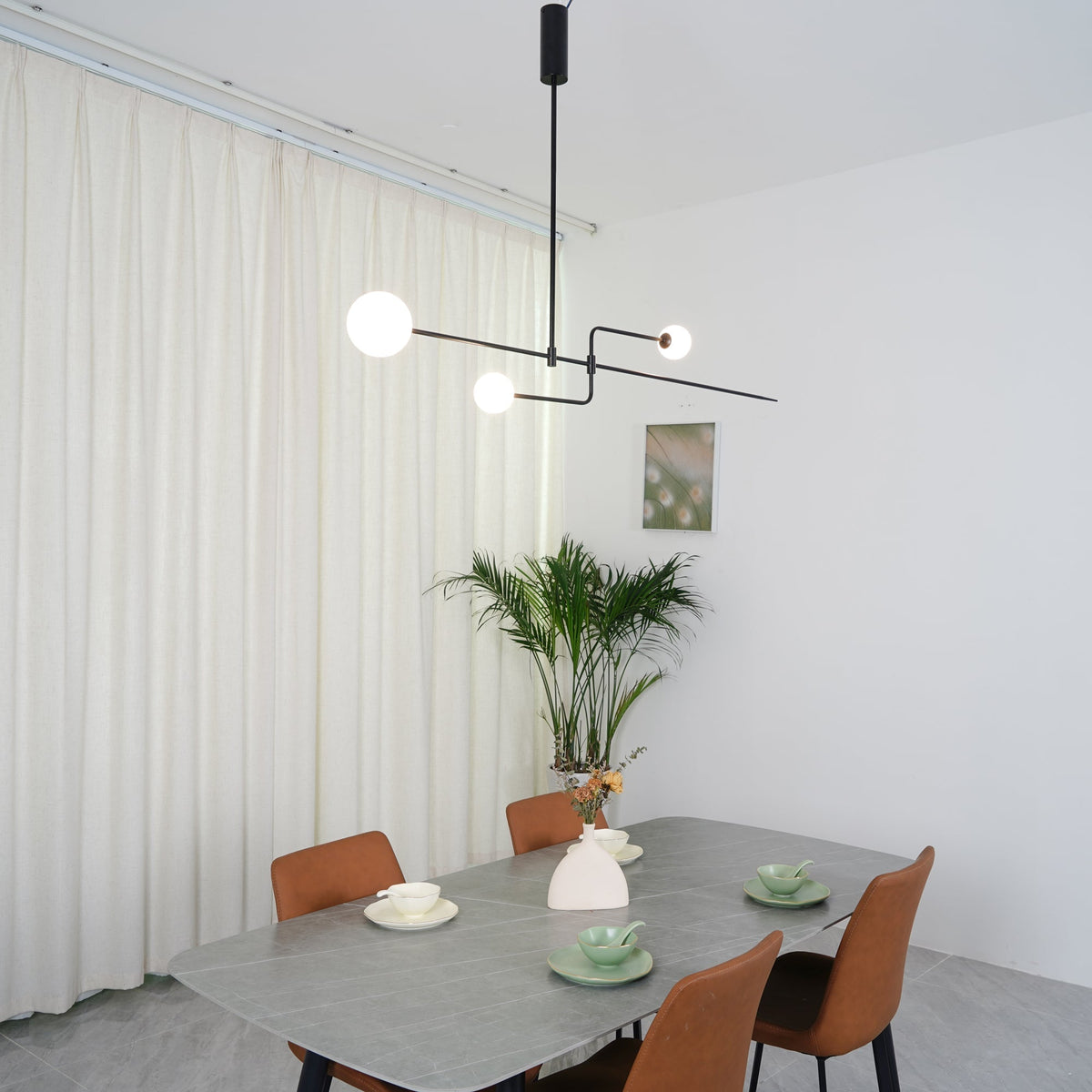 Candelabro Viraiseon móvel, preto e minimalista