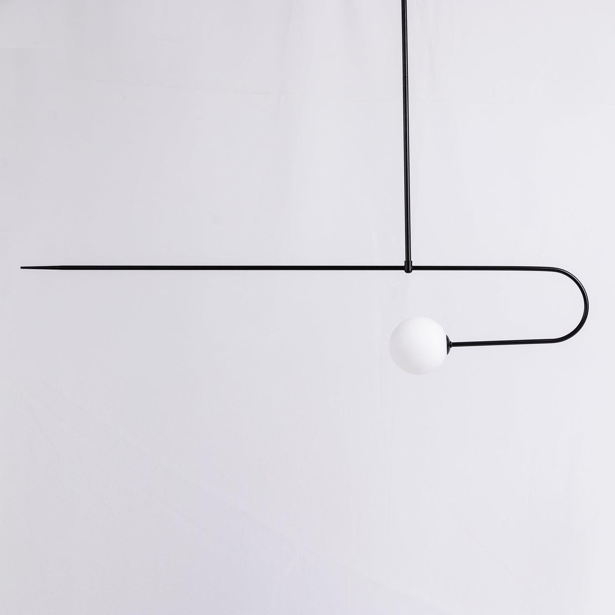 Candelabro Viraiseon móvel, preto e minimalista