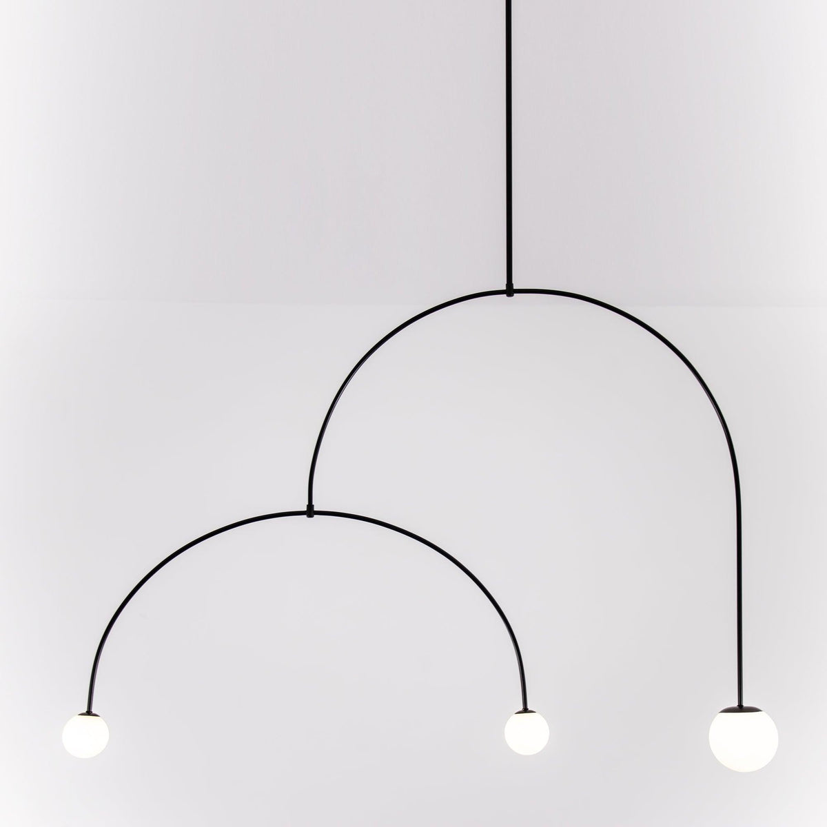 Candelabro Viraiseon móvel, preto e minimalista