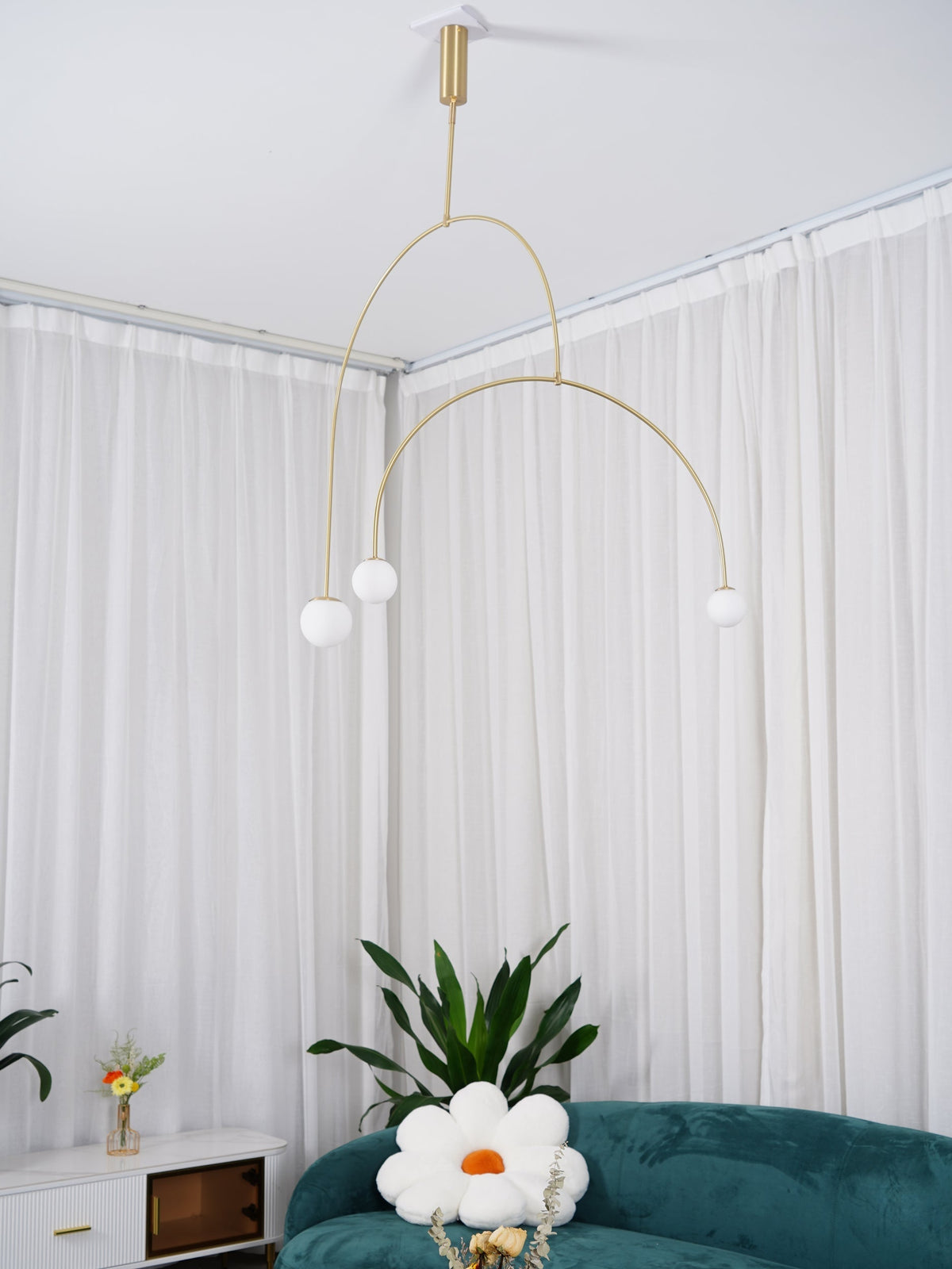 Candelabro Viraiseon móvel, preto e minimalista