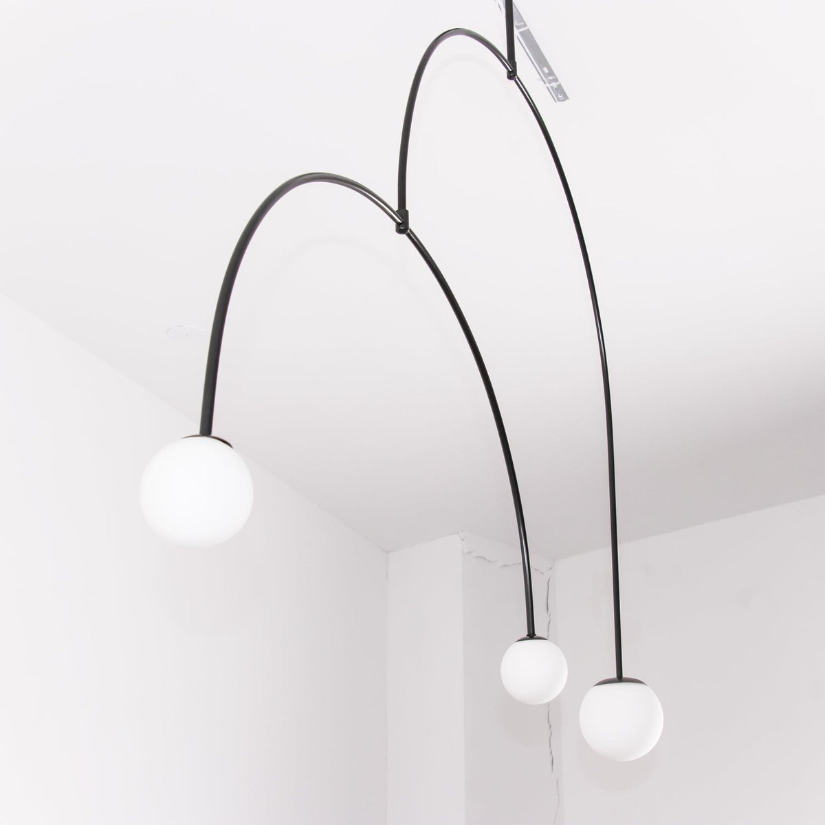 Candelabro Viraiseon móvel, preto e minimalista