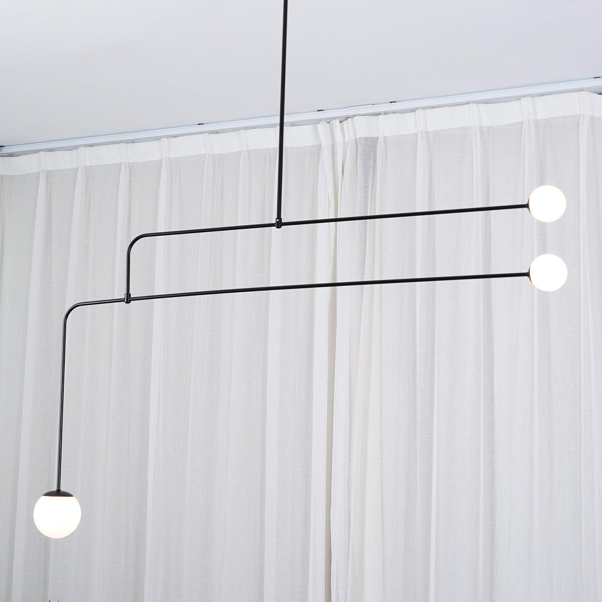Candelabro Viraiseon móvel, preto e minimalista