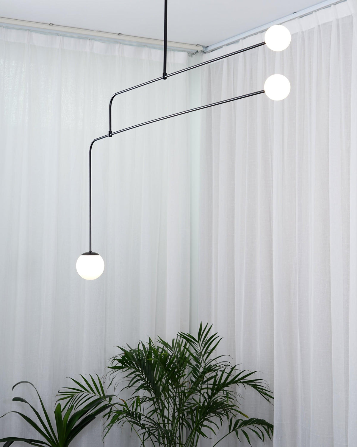 Candelabro Viraiseon móvel, preto e minimalista