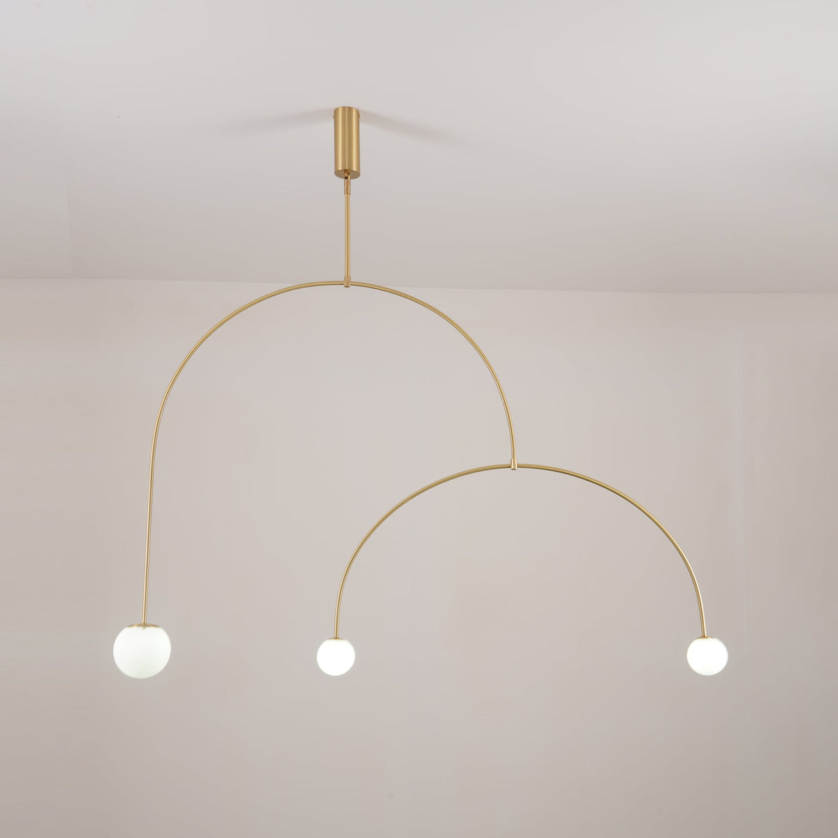 Candelabro Viraiseon móvel, preto e minimalista