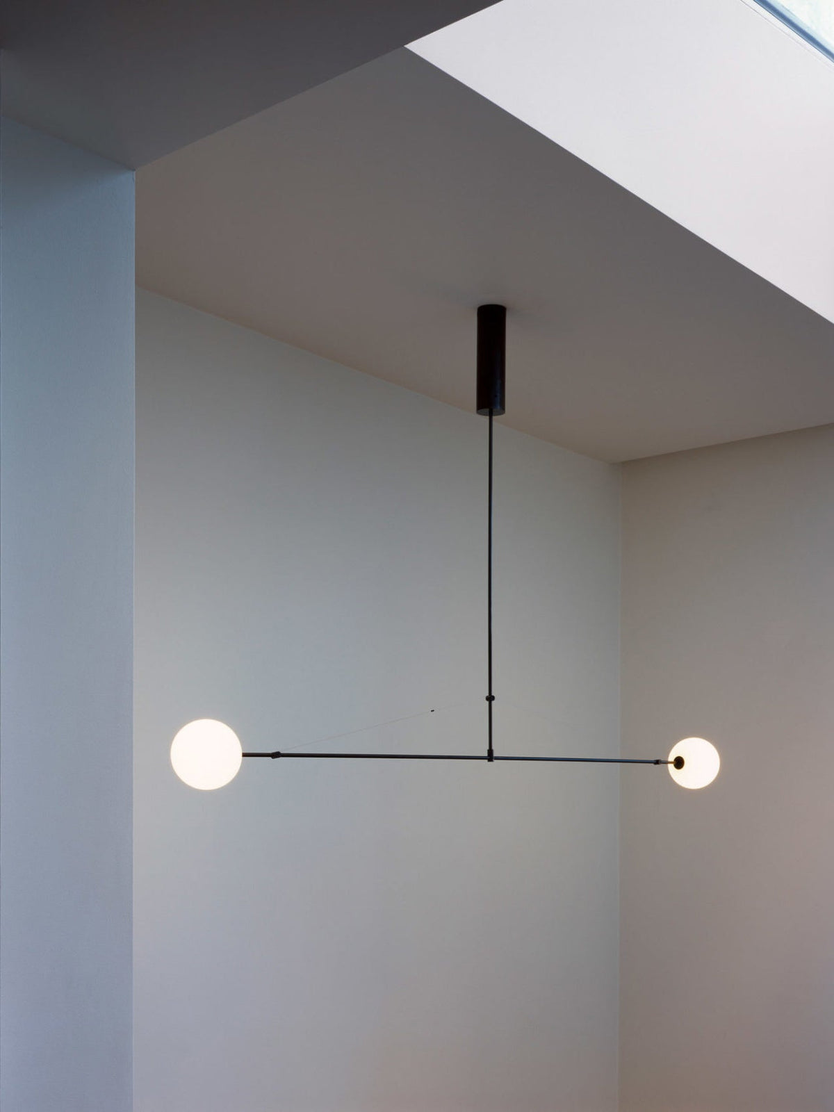 Candelabro Viraiseon móvel, preto e minimalista