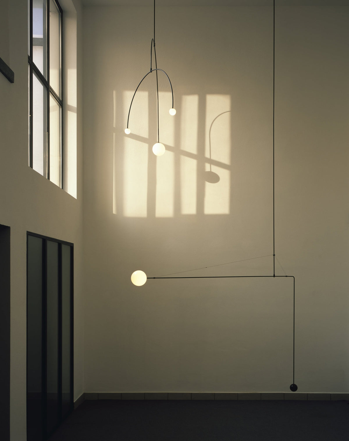 Candelabro Viraiseon móvel, preto e minimalista