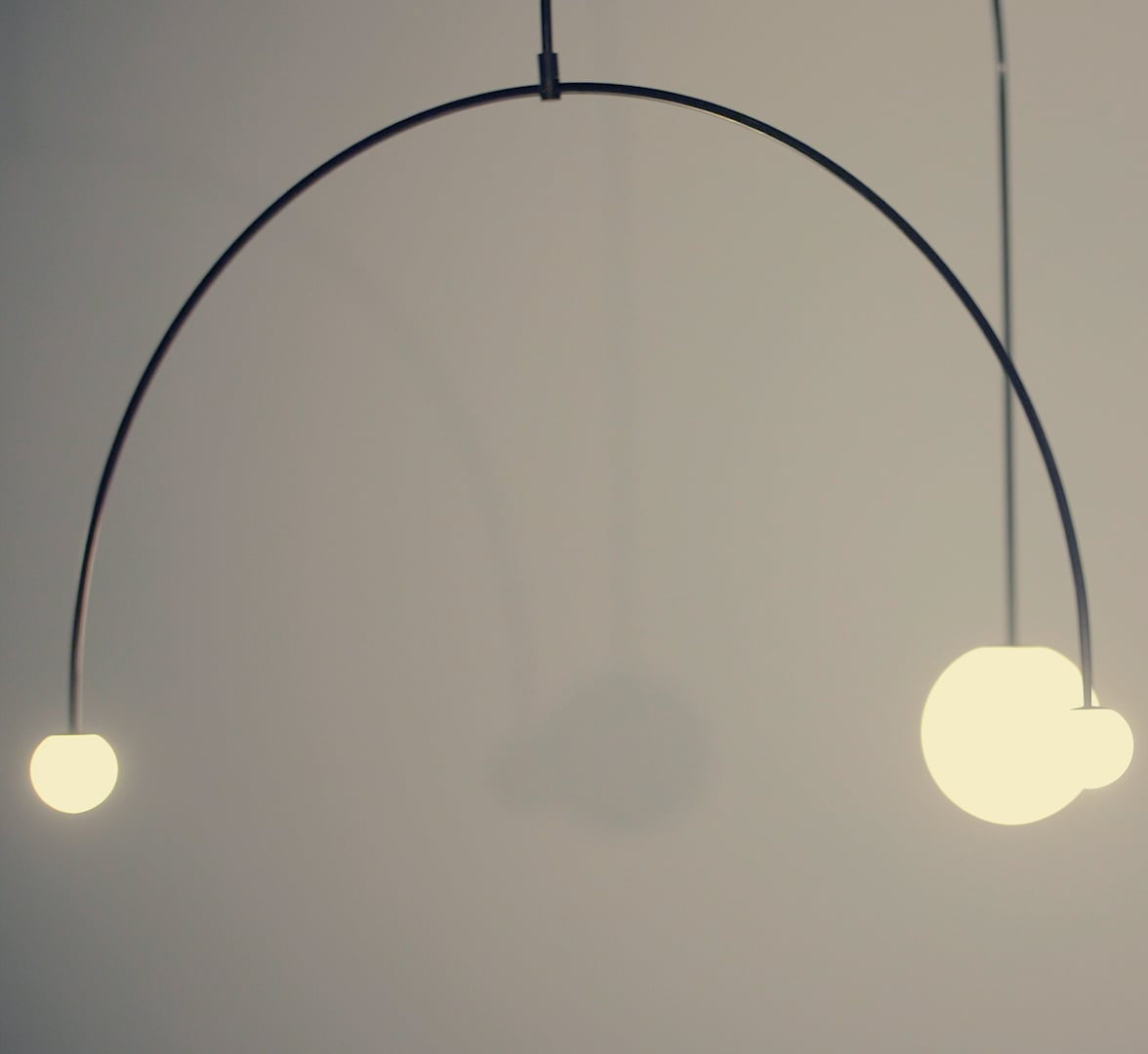 Candelabro Viraiseon móvel, preto e minimalista