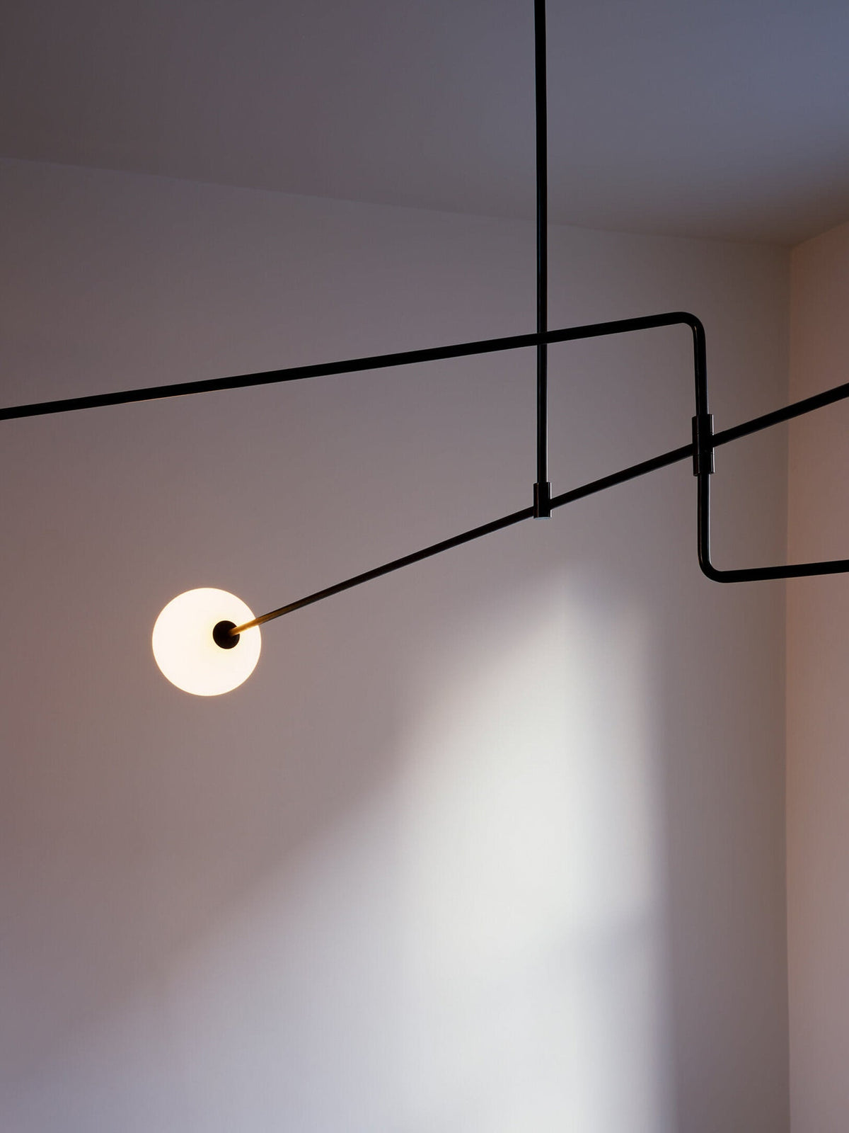 Candelabro Viraiseon móvel, preto e minimalista