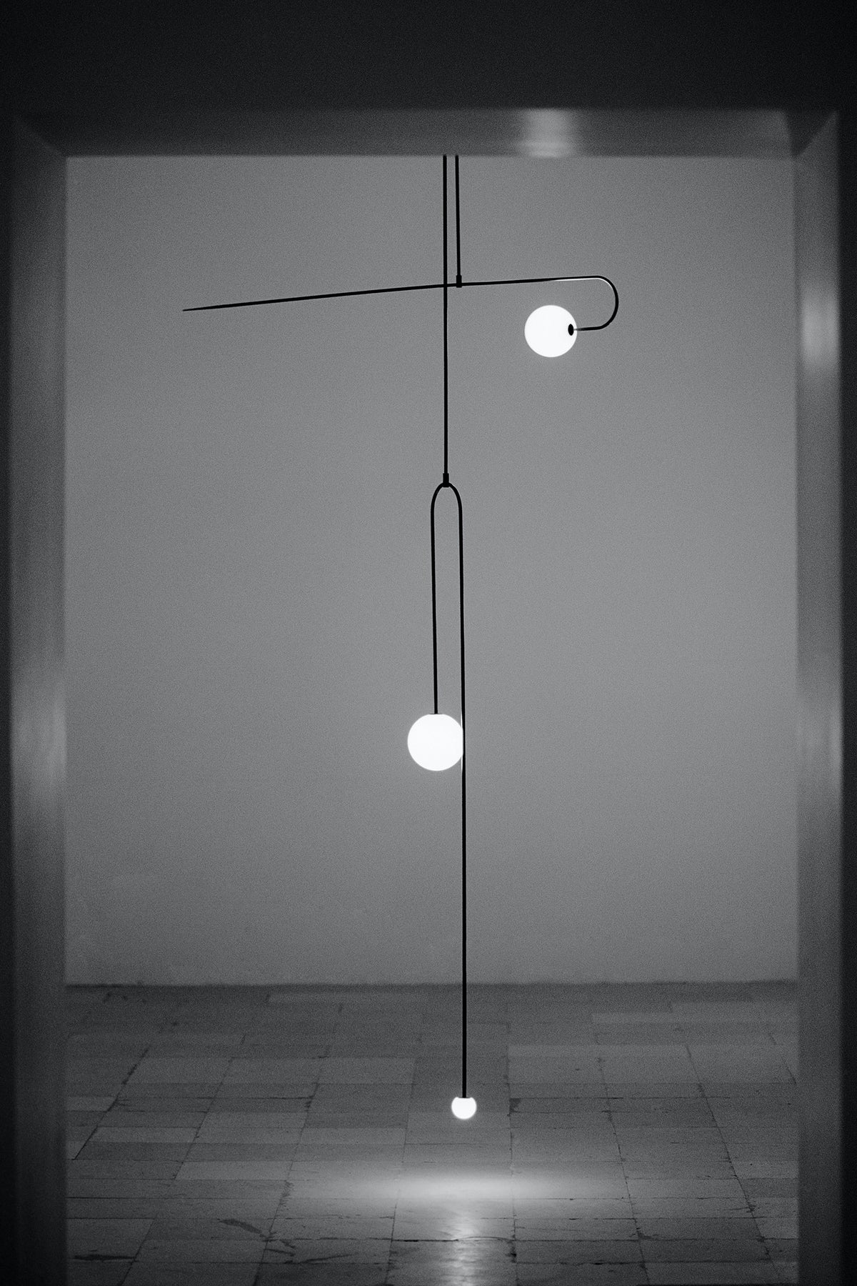 Candelabro Viraiseon móvel, preto e minimalista