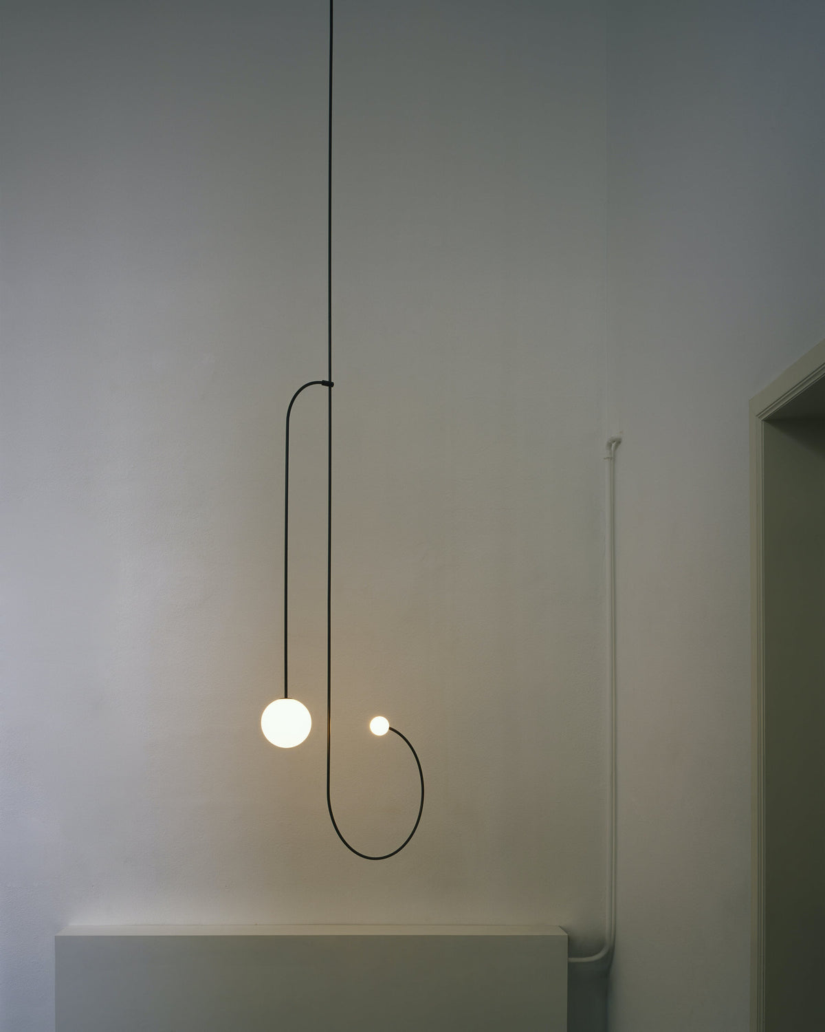 Candelabro Viraiseon móvel, preto e minimalista